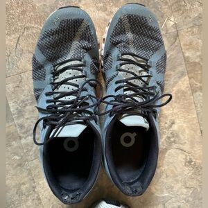 Women’s 9.5 OnCloud athletic shoes